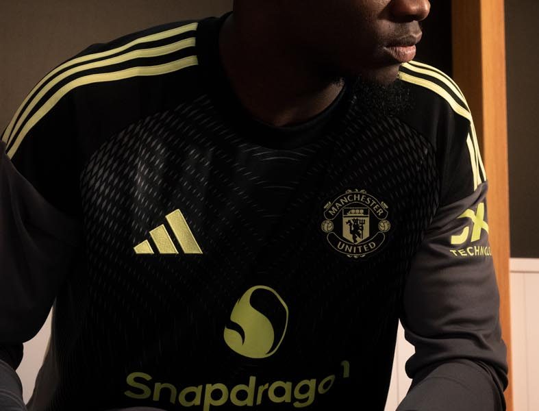 014-manchester-united-kit-launch-2025-05